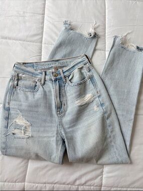 American Eagle Outfitters Light Wash Ripped High-Rise Jeans • Size 00